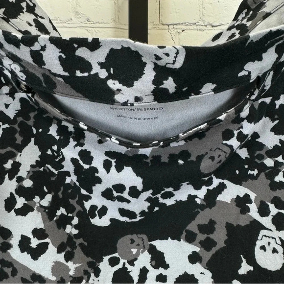 Torrid Lovesick Black and Gray Skeleton Camo Shirt Size 1X - Picture 3 of 6